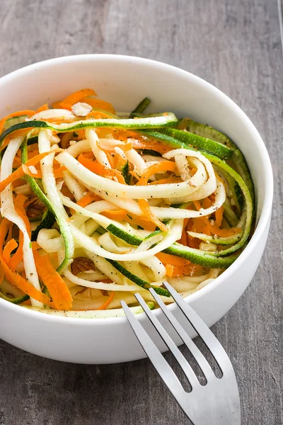 Morot och zucchini nudlar på ett rustikt träbord — Stockfoto