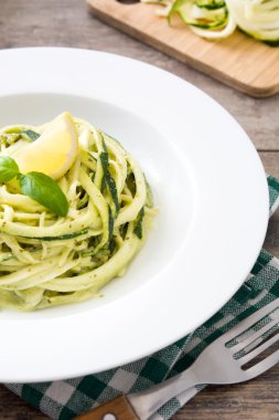 Ahşap masa üzerinde pesto soslu kabak erişte