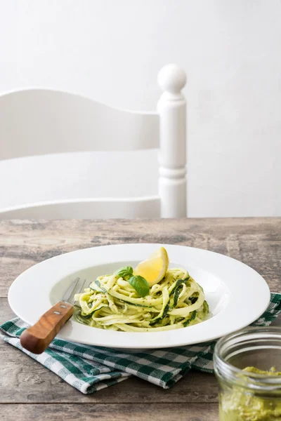 Mie Zucchini dengan saus pesto di meja kayu — Stok Foto