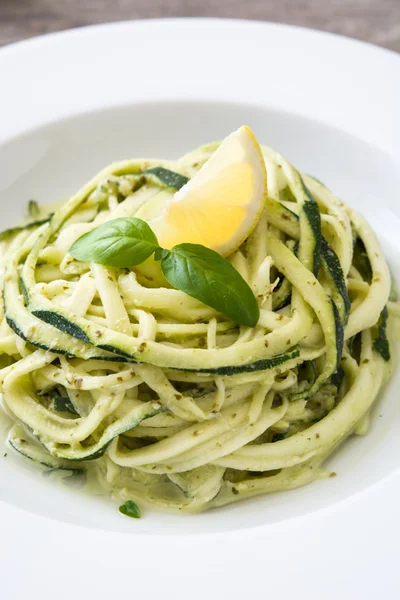 Mie Zucchini dengan saus pesto di meja kayu — Stok Foto