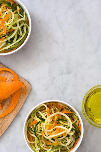 Karotten-Zucchini-Nudeln auf Marmor — Stockfoto