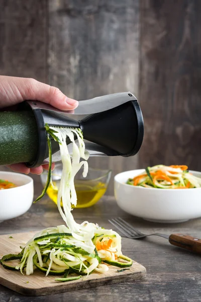 Preparing  zucchini noodles on wooden table — Stock Photo, Image