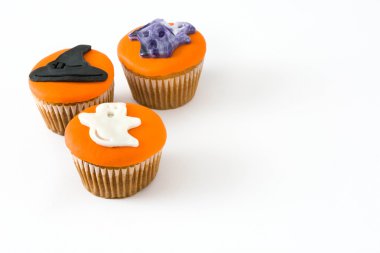 Beyaz arka plan üzerinde izole Cadılar Bayramı cupcakes
