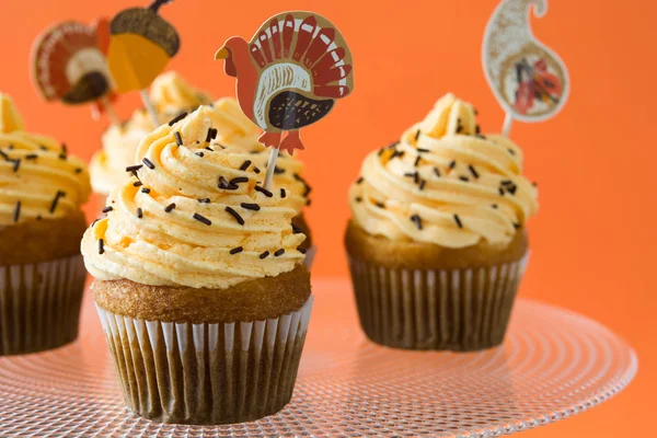 Thanksgiving cupcakes op oranje achtergrond — Stockfoto