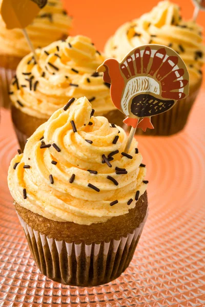 Thanksgiving cupcakes op oranje achtergrond — Stockfoto