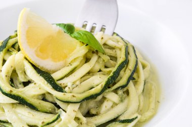 Pesto soslu kabak erişte