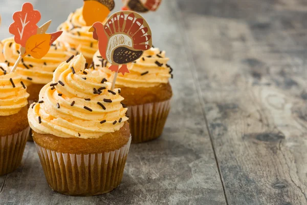 Thanksgiving cupcakes op houten achtergrond — Stockfoto