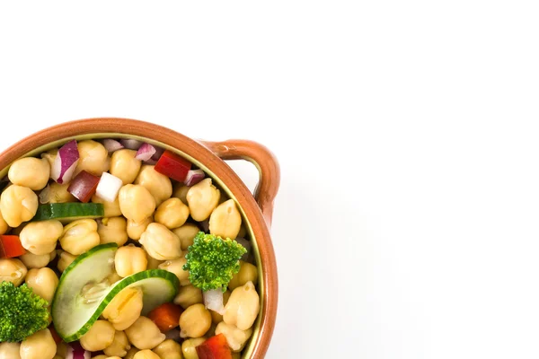 Salade de pois chiches dans un bol brun isolé sur fond blanc — Photo