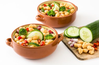 Beyaz arka plan üzerinde izole nohut salatası