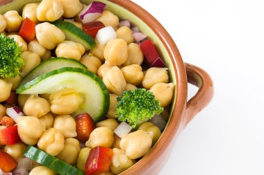 Beyaz arka plan üzerinde izole nohut salatası