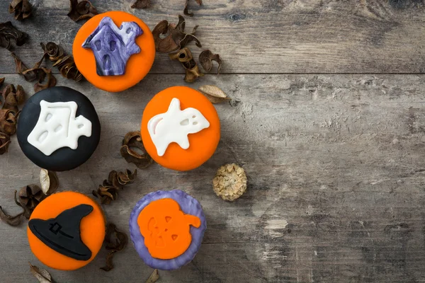 Cupcake di Halloween su sfondo di legno — Foto Stock