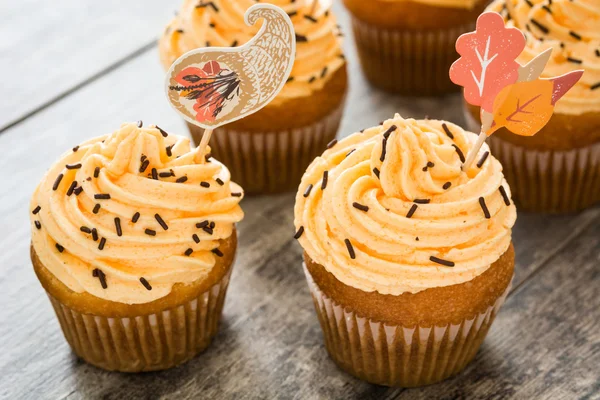 Cupcakes de Ação de Graças em fundo de mesa de madeira — Fotografia de Stock