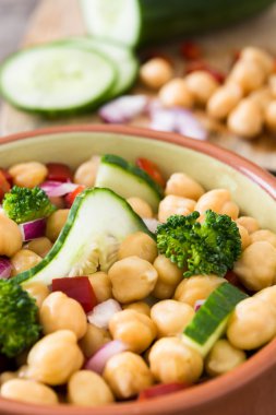 Ahşap arka plan üzerinde nohut salatası