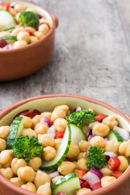 Ahşap arka plan üzerinde nohut salatası