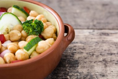 Ahşap arka plan üzerinde nohut salatası