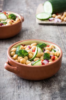 Ahşap arka plan üzerinde nohut salatası