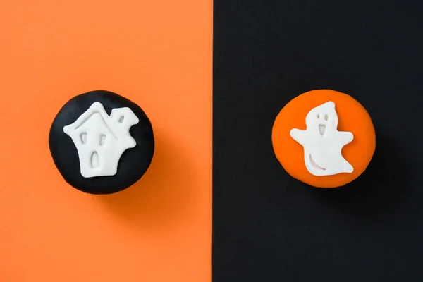 Cupcakes de Halloween em fundo laranja e preto — Fotografia de Stock