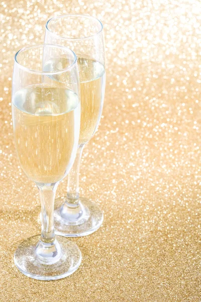 Şampanya cam bardak parlak altın zemin üzerine — Stok fotoğraf