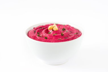 Beyaz arka plan üzerinde izole bir kasede pancar humus