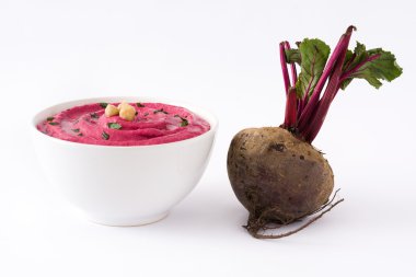 Beyaz arka plan üzerinde izole bir kasede pancar humus