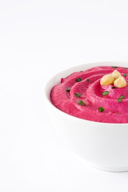 Beyaz arka plan üzerinde izole bir kasede pancar humus