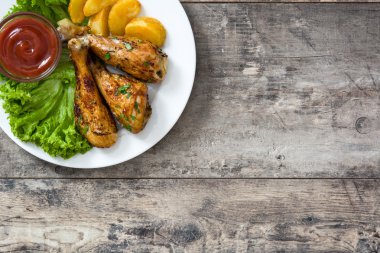 Kızartma tavuk sopaları ve ahşap masa üzerindeki fişlere