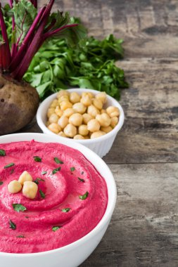 Bir kasede pancar humus 