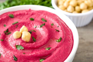 Bir kasede pancar humus 