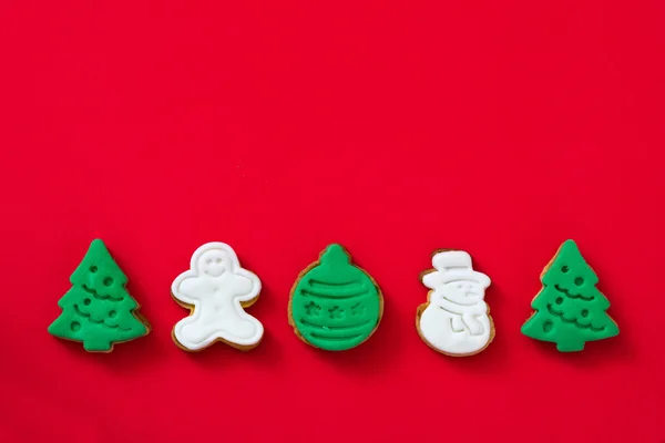 Biscotti di Natale su sfondo rosso — Foto Stock