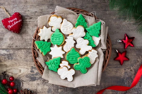 Galletas de Navidad y decoración de Navidad sobre fondo de madera —  Fotos de Stock