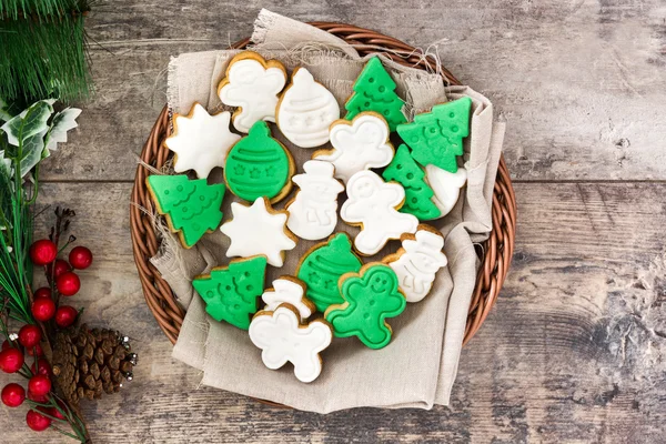 Galletas de Navidad y decoración de Navidad sobre fondo de madera —  Fotos de Stock