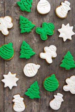 Rustik ahşap arka plan üzerinde Noel kurabiyeleri