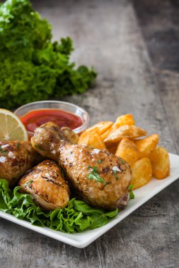 Kızartma tavuk sopaları ve ahşap masa üzerindeki fişlere