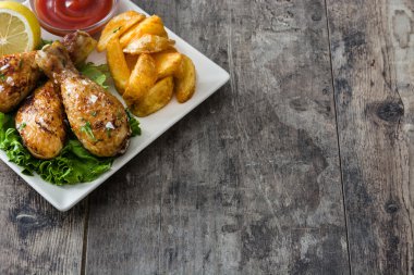 Kızartma tavuk sopaları ve ahşap masa üzerindeki fişlere