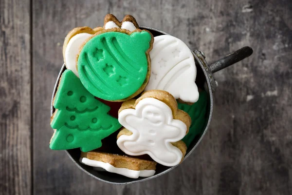 Biscotti di Natale in una tazza di metallo sul tavolo di legno — Foto Stock