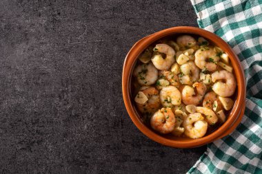 Sarımsaklı karides ve siyah tahta kaplama. Üst görünüm. Boşluğu kopyala