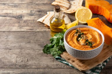 Balkabağı humusu ve ahşap masadaki malzemeler. Boşluğu kopyala