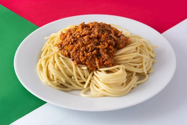 Espaguetis Con Salsa Boloñesa Sobre Fondo Rojo Verde Blanco —  Fotos de Stock