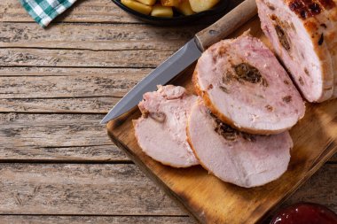 Taşralı ahşap masada fındıklı doldurulmuş tavuk. Uzayı kopyala.