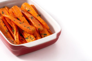 Beyaz arka planda bal kaplı havuçlar. Boşluğu kopyala