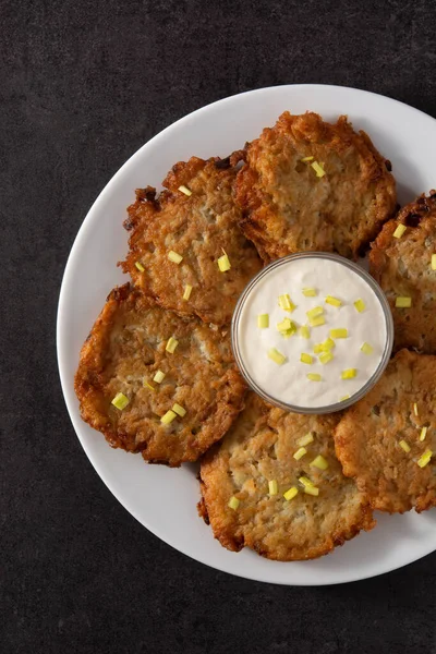 Geleneksel Yahudi Latkeleri Siyah Arka Planda Patates Krepleri — Stok fotoğraf