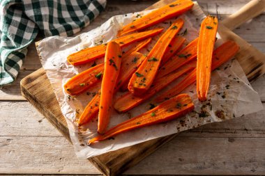 Tahta masada bal jöleli havuç.