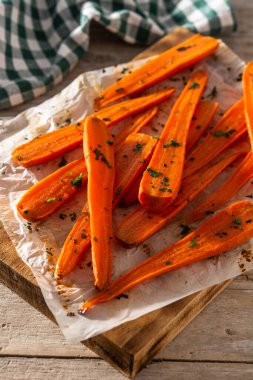 Tahta masada bal jöleli havuç.