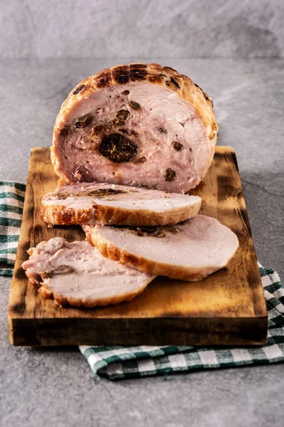 Pollo Relleno Con Nueces Sobre Fondo Piedra Gris — Foto de Stock