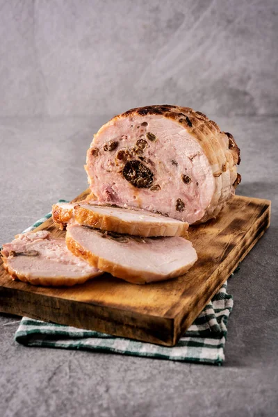 Pollo Relleno Con Nueces Sobre Fondo Piedra Gris — Foto de Stock