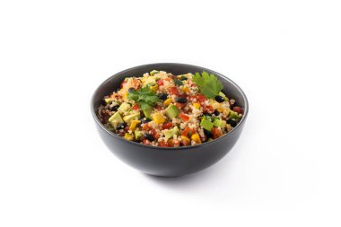 Beyaz arka planda Quinua 'lı Meksika salatası