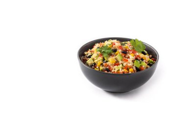 Beyaz arka planda Quinua 'lı Meksika salatası