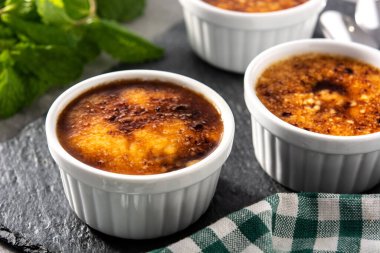 Gri taşta ev yapımı creme brulee