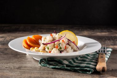 Balık, patates, mısır ve sebzeli geleneksel Peru ceviche 'si.