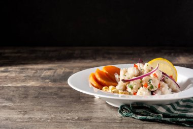 Balık, patates, mısır ve sebzeli geleneksel Peru ceviche. Boşluğu kopyala.